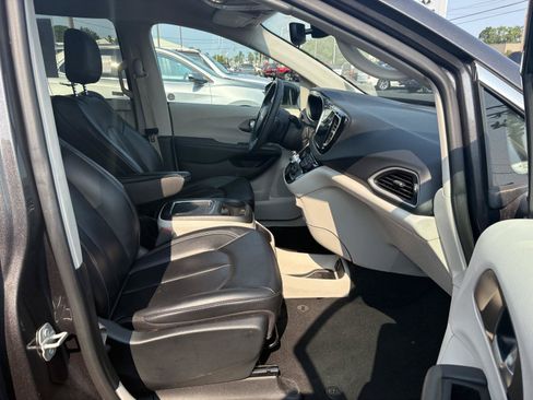 Used 2023 Chrysler Pacifica Touring-L FWD image 19