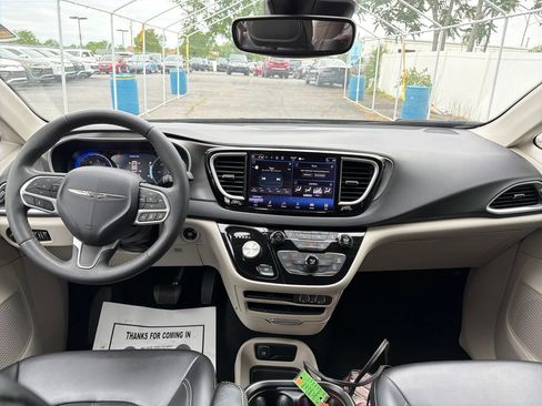 Used 2023 Chrysler Pacifica Touring-L FWD image 15