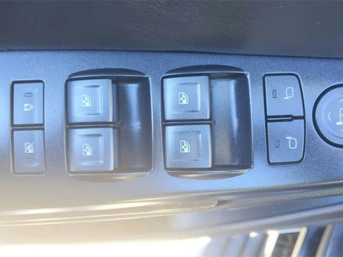 Used 2020 Chevrolet Suburban LT image 16