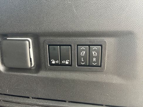 Used 2022 GMC Yukon XL Denali AWD/4WD image 6