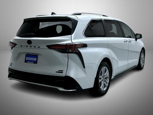 Used 2023 Toyota Sienna XSE AWD/4WD image 5