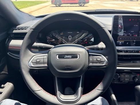 Used 2025 Jeep Compass Trailhawk AWD/4WD image 28