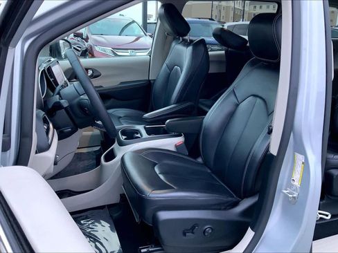 Used 2023 Chrysler Pacifica Touring-L FWD image 8