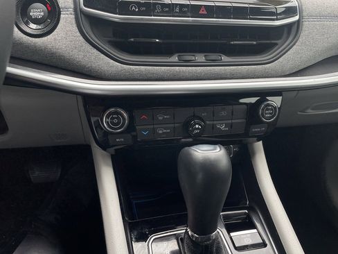 Used 2023 Jeep Compass Latitude image 14