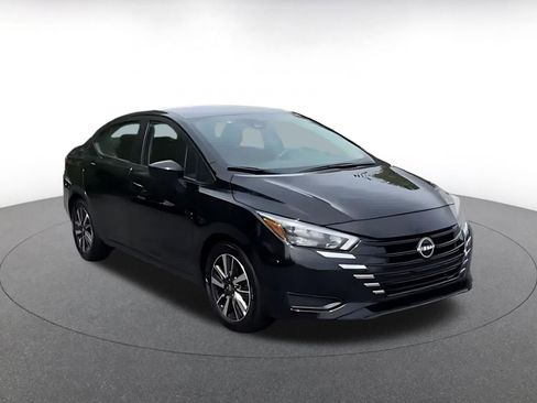 Used 2025 Nissan Versa SV image 2