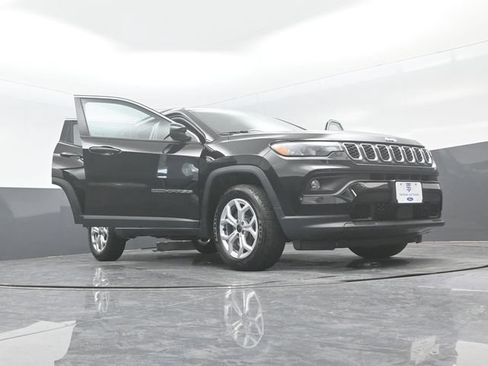 Used 2025 Jeep Compass Latitude AWD/4WD image 29