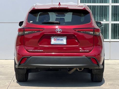 Used 2023 Toyota Highlander XLE AWD/4WD image 5