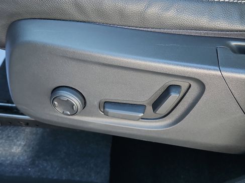 Used 2023 Volvo XC40 B5 Plus image 26