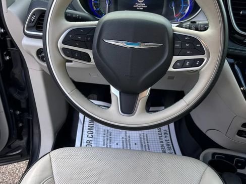 Used 2018 Chrysler Pacifica Limited w/ Advanced Safetytec Group FWD image 11