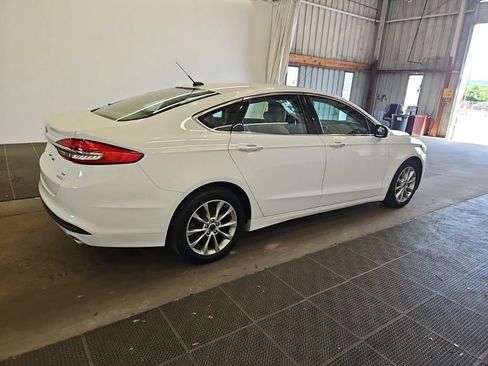 Used 2017 Ford Fusion SE w/ Fusion SE Technology Package FWD image 5