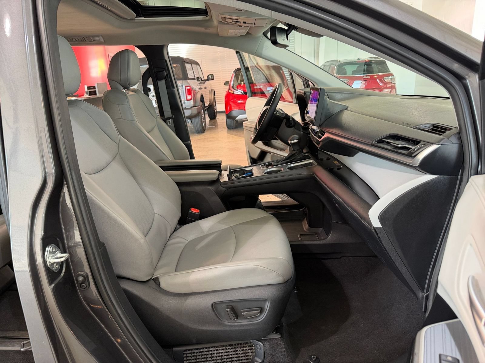Used 2025 Toyota Sienna XLE FWD image 38