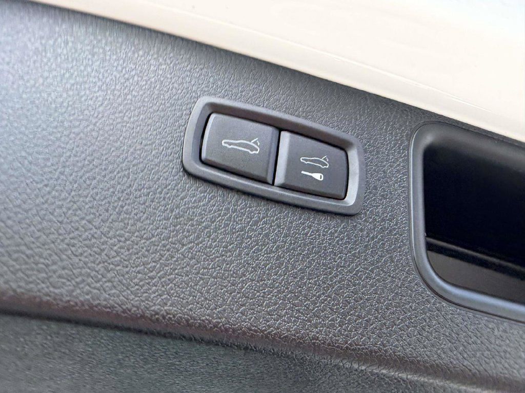 Used 2022 Porsche Macan AWD/4WD image 13