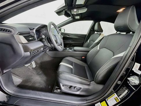 Used 2025 Toyota Camry SE w/ Convenience Package FWD image 12