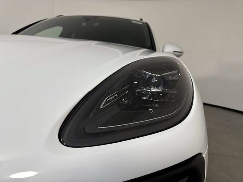 Certified 2025 Porsche Macan AWD/4WD image 11