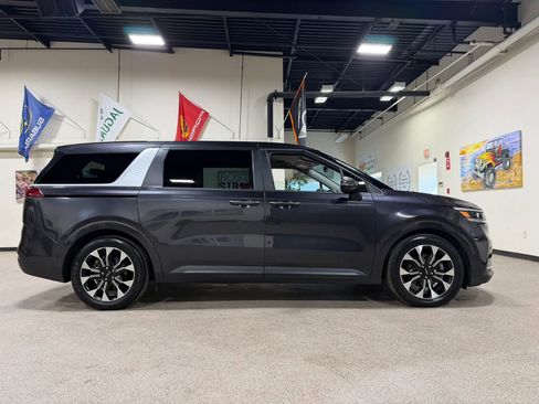 Used 2023 Kia Carnival EX FWD image 7
