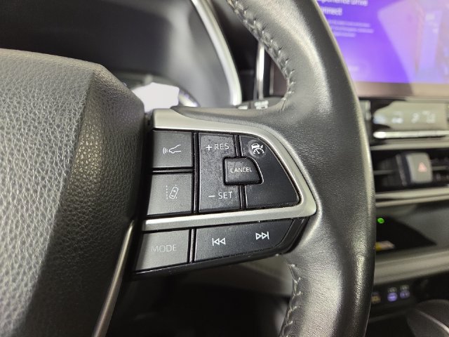 Used 2024 Toyota Highlander XLE AWD/4WD image 25