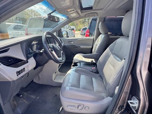 Used 2017 Toyota Sienna XLE Premium image 10