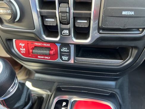 Used 2022 Jeep Wrangler Unlimited Rubicon w/ Cold Weather Group AWD/4WD image 30