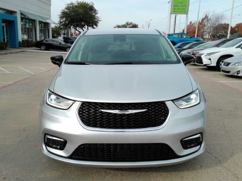 Used 2024 Chrysler Pacifica Touring-L image 3