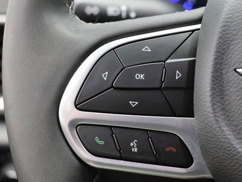 Used 2025 Chrysler Pacifica Select FWD image 18