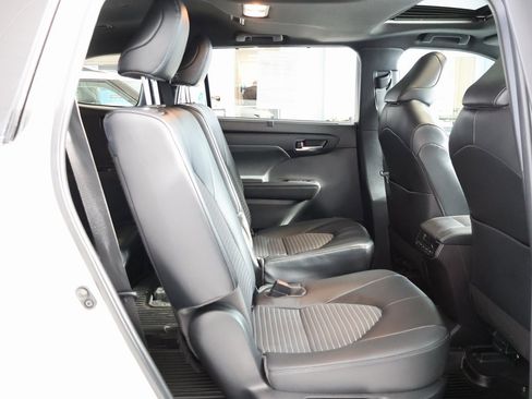 Used 2022 Toyota Highlander XSE image 33