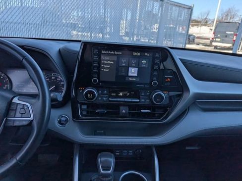 Used 2022 Toyota Highlander XLE image 4