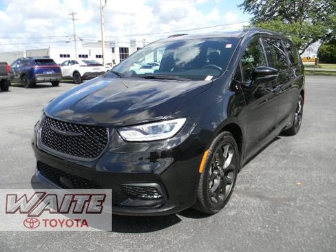 Used 2025 Chrysler Pacifica Limited FWD image 5