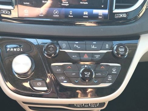Used 2023 Chrysler Pacifica Touring-L FWD image 35