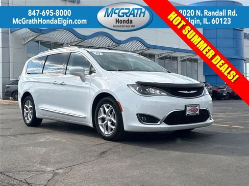 Used 2017 Chrysler Pacifica Touring-L w/ Tire & Wheel Group FWD image 1