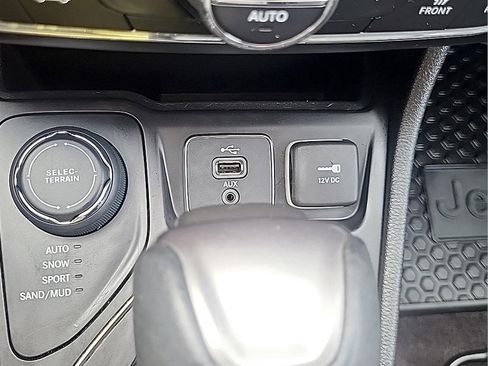 Used 2019 Jeep Cherokee Latitude Plus w/ Comfort/Convenience Group AWD/4WD image 27