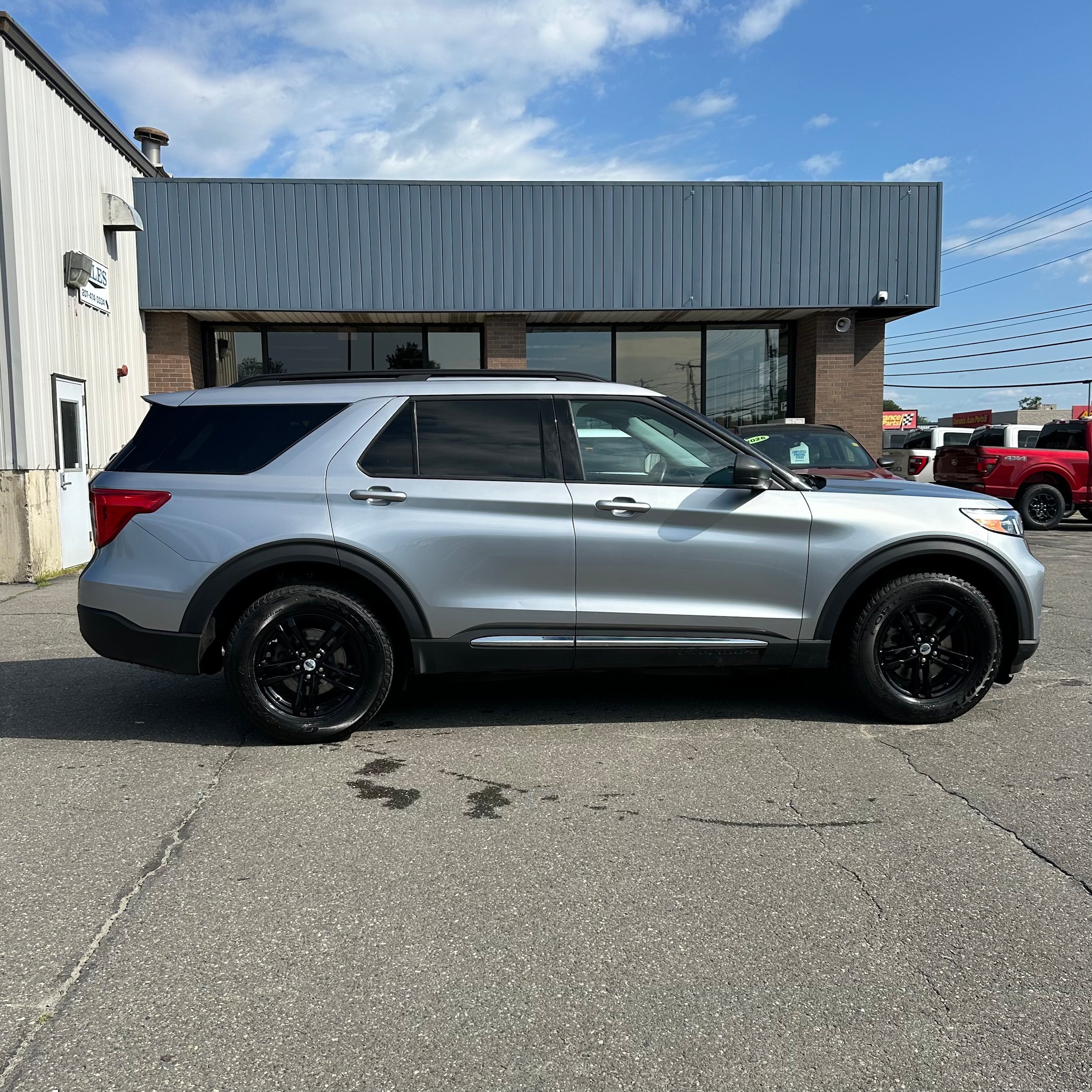 Used 2023 Ford Explorer XLT w/ Equipment Group 202A AWD/4WD image 2