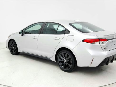 Used 2023 Toyota Corolla SE FWD image 3
