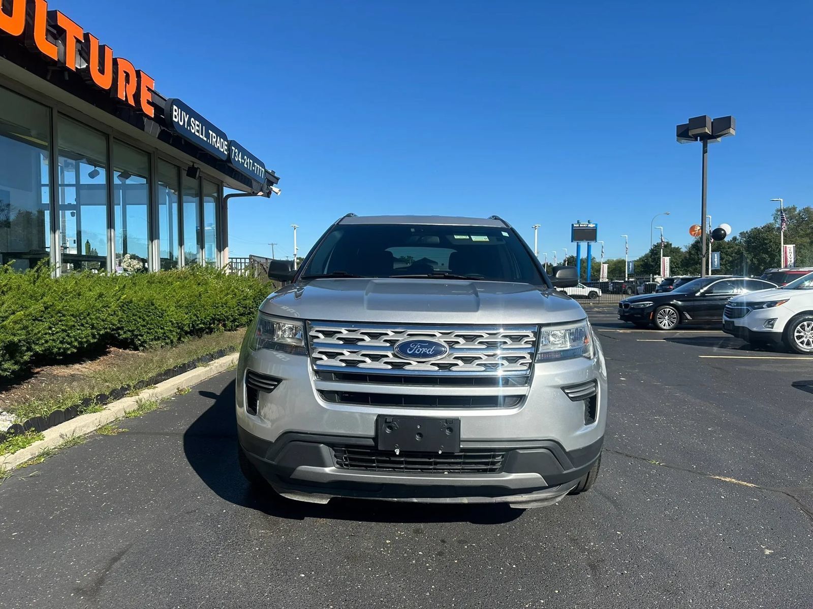 Used 2018 Ford Explorer XLT FWD image 2