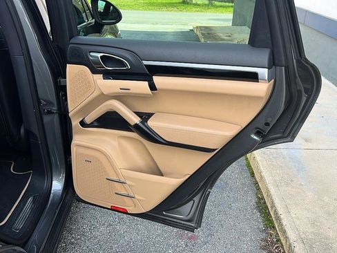 Used 2014 Porsche Cayenne Platinum Edition image 30