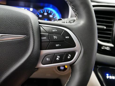 Used 2024 Chrysler Pacifica Touring-L image 27