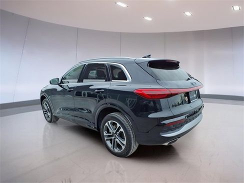 Used 2025 Audi Q5 Premium w/ Convenience Package image 4