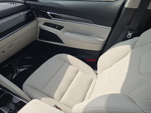 Certified 2025 Kia Telluride SX w/ SX Captain's Chair Package FWD image 16