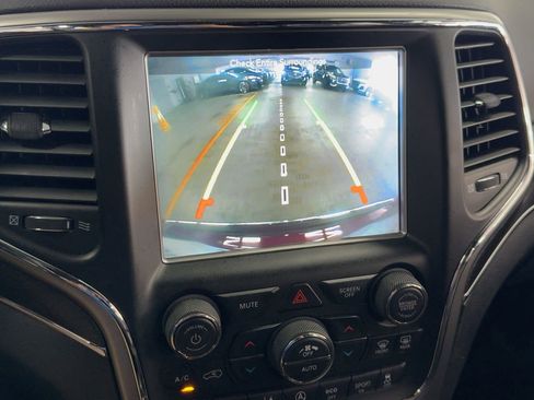 Used 2018 Jeep Grand Cherokee Limited image 24
