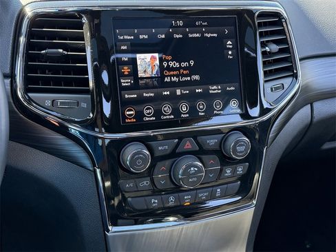 Used 2022 Jeep Grand Cherokee Laredo X image 18