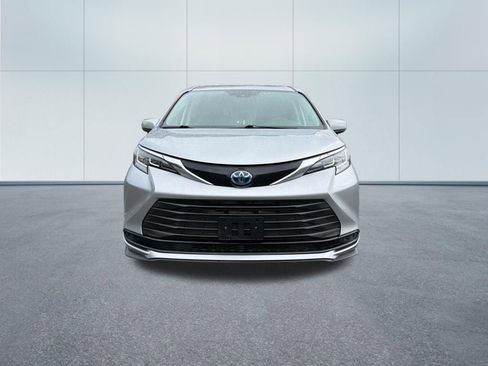 Used 2021 Toyota Sienna LE w/ LE Plus Package AWD/4WD image 3