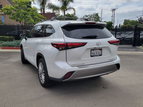Used 2023 Toyota Highlander Platinum FWD image 4