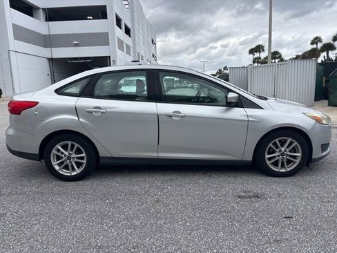 Used 2017 Ford Focus SE FWD image 2