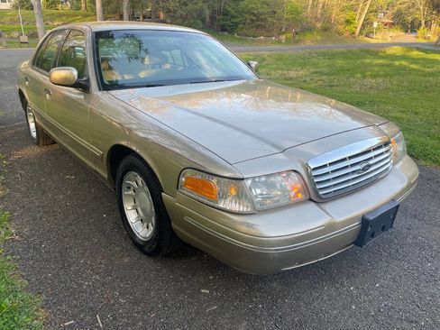 Used 2000 Ford Crown Victoria LX RWD image 1