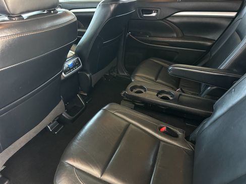 Used 2018 Toyota Highlander XLE w/ Carpet Mat Package (TMS) FWD image 11