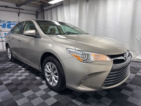 Used 2015 Toyota Camry LE image 3