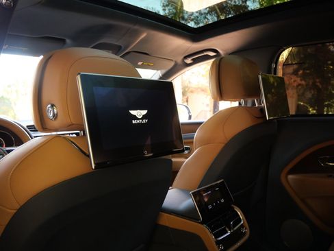 Used 2023 Bentley Bentayga Extended Wheelbase image 19