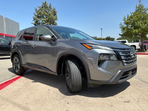 Used 2025 Nissan Rogue SV FWD image 4