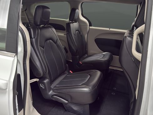 Used 2024 Chrysler Pacifica Touring-L FWD image 24