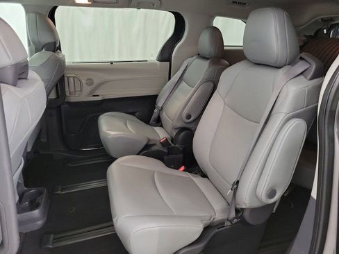 Used 2022 Toyota Sienna XLE w/ XLE Plus Package image 10