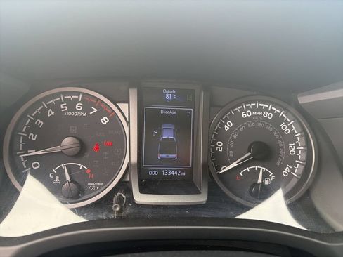 Used 2020 Toyota Tacoma TRD Sport w/ TRD Premium Sport Package AWD/4WD image 32